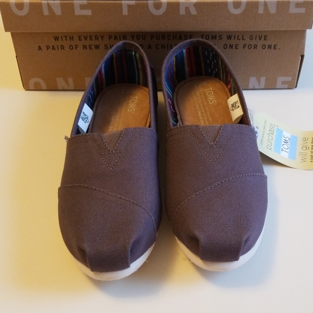 Brand new and never used womens Toms shoes sz 7.5